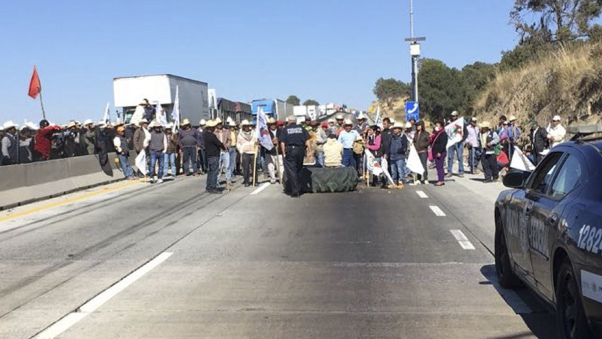 ¡Ya son varias horas! Ejidatarios bloquean la Autopista Arco Norte a la altura de Calpulalpan; ¿qué piden?