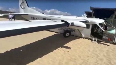 Se desploma aeronave en playa de Oaxaca; hay 1 muerto