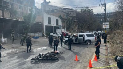 Policías resguardan la escena de una balacera en Taxco, Guerrero