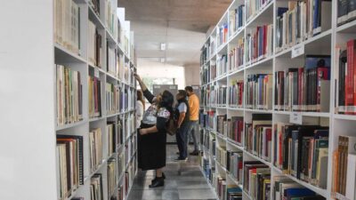Gente consulta libros en la Biblioteca Vasconcelos