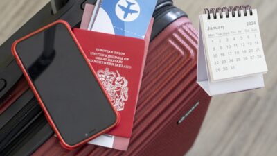 Calendario con fechas y maletas para obtener la visa de turista en EU.