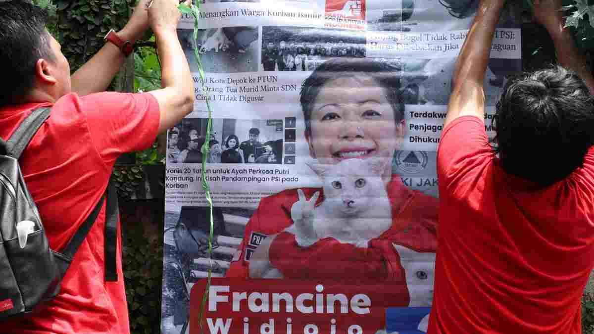 Candidata al parlamento en Yakarta hace campaña con su gato para defender los derechos de los animales