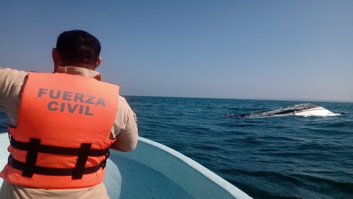 Yate se hunde con 10 personas a bordo en Veracruz; video del rescate