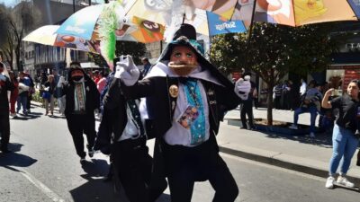 Hombres disfrazados en carnaval en la CDMX