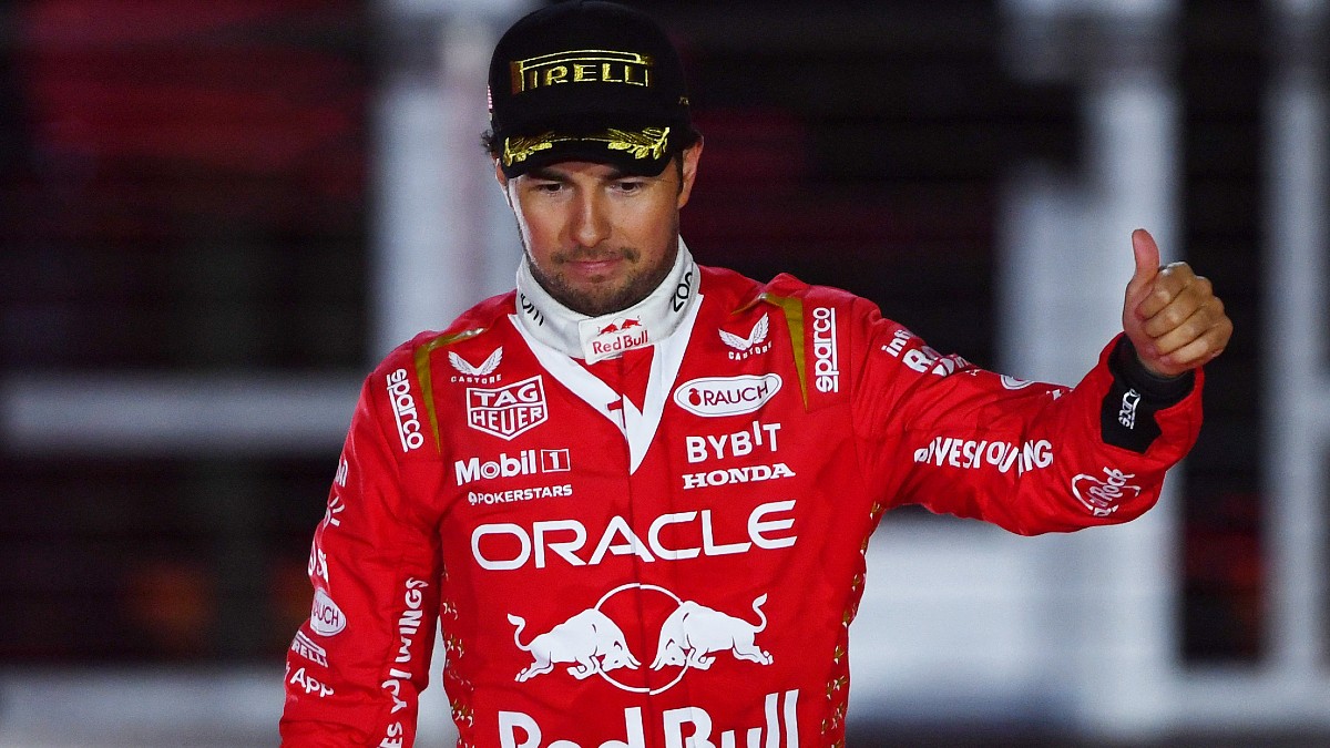Checo Pérez presenta su casco para la temporada 2024 de la F1