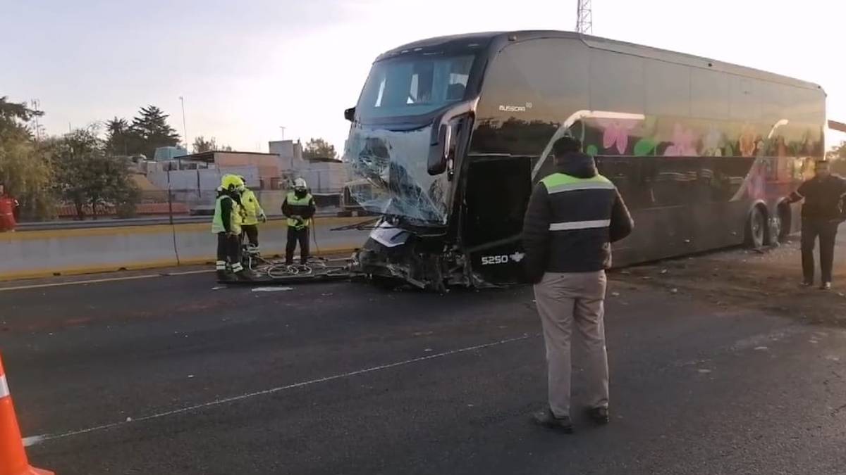 Tráiler impacta un autobús de pasajeros en la México-Puebla; hay un muerto y 6 heridos