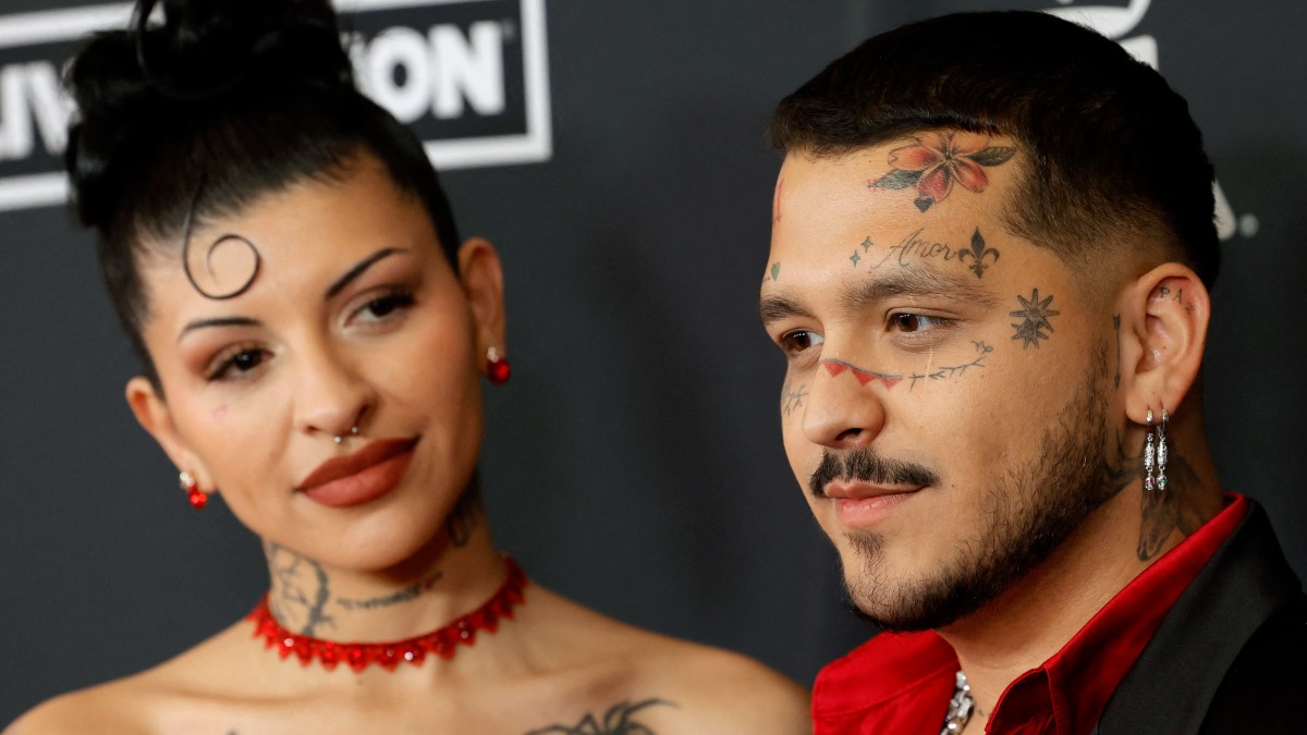 Christian Nodal y Cazzu enfrentan críticas por “tatuar” a su hija Inti