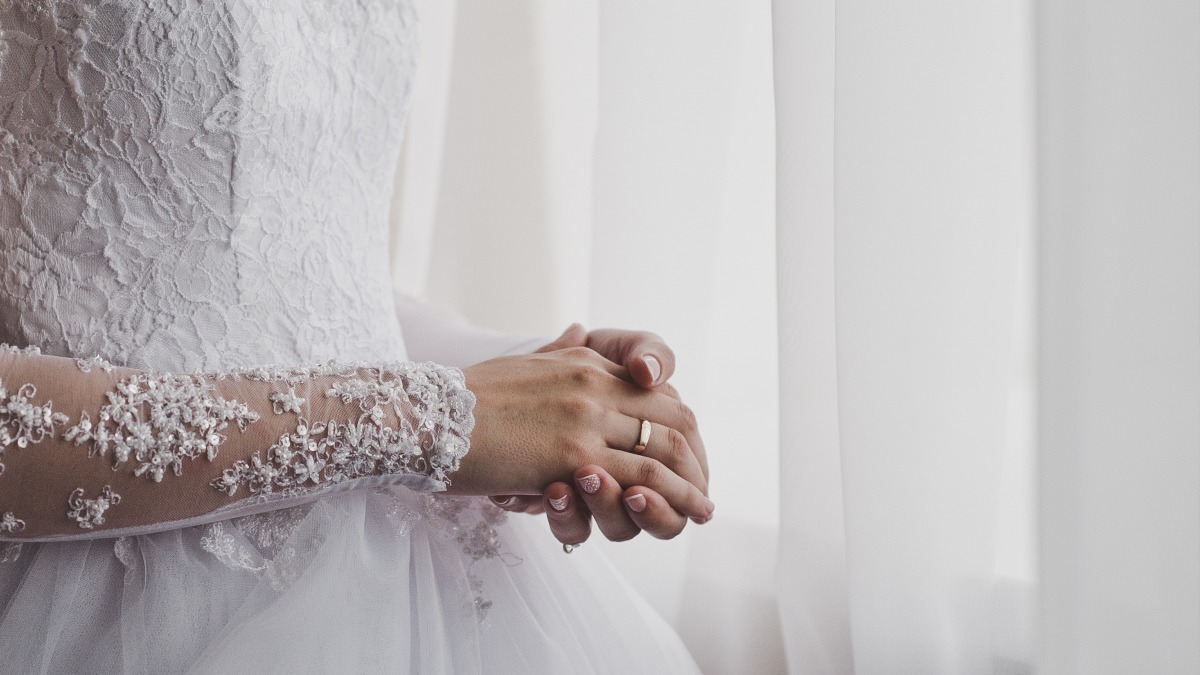 Triunfó el amor: suegra arruina vestido de novia con pintura roja y ni así impidió la boda