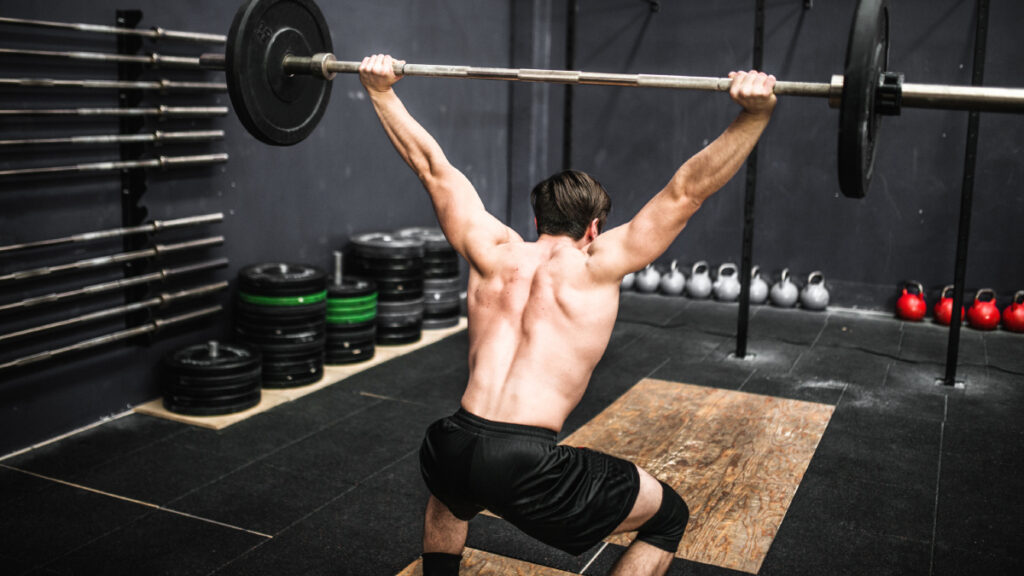 Supuesto conserje se viraliza por al levantar enorme pesa con una mano