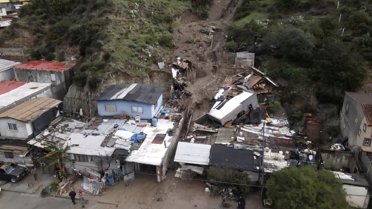 Lluvias en Tijuana provocan derrumbe de cerro en colonia Artesanal; hay dos casas enterradas