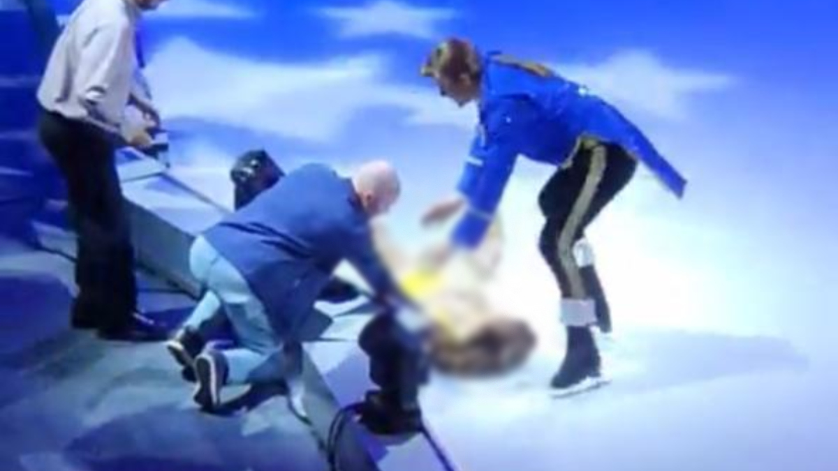 FUERTES IMÁGENES: patinadora de Disney on Ice convulsiona tras fuerte caída en pleno show