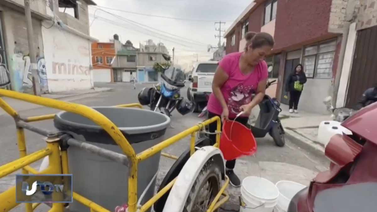 En Ecatepec recorren más de 20 calles para llevar agua a sus casas