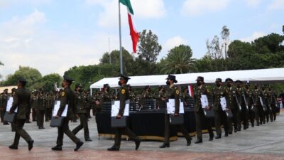 Cadetes durante ceremonia en escuelas militares en México