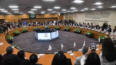 Diputados dialogando sobre reformas enviadas por AMLO