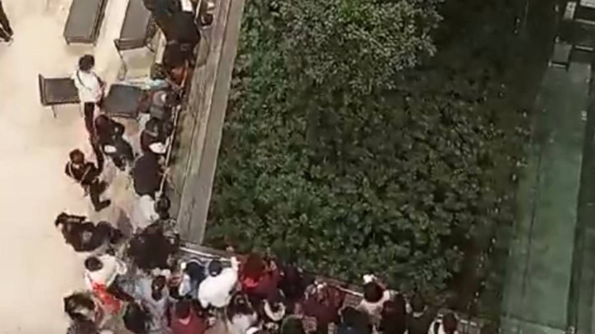 Hombre cae del primer piso en Plaza Las Antenas, en Iztapalapa