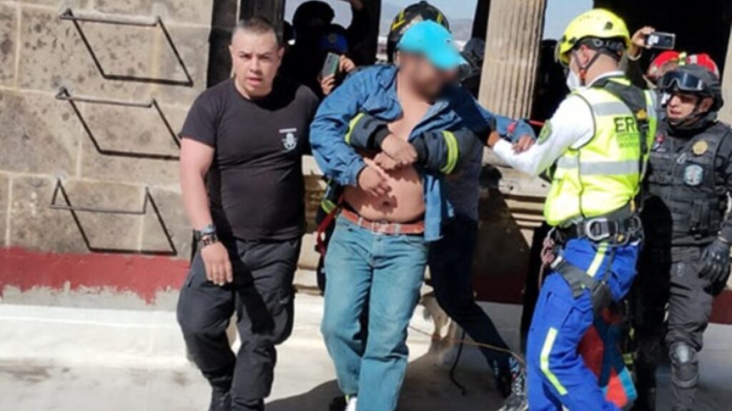 Autoridades resguardan a un hombre que intentó lanzarse de un edificio en el Zócalo de la CDMX