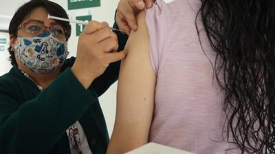 Enfermera del IMSS vacuna a paciente