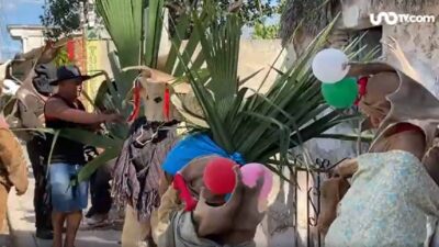 Jóvenes se disfrazan de osos para el carnaval maya