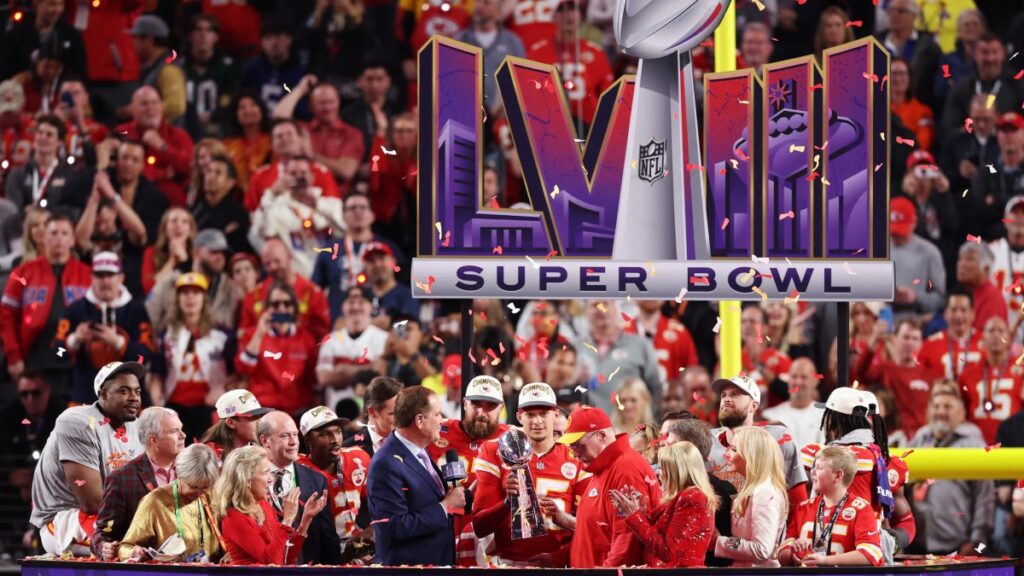 Jugadores de Kansas City Chiefs festejan su triunfo en el Super Bowl 2024