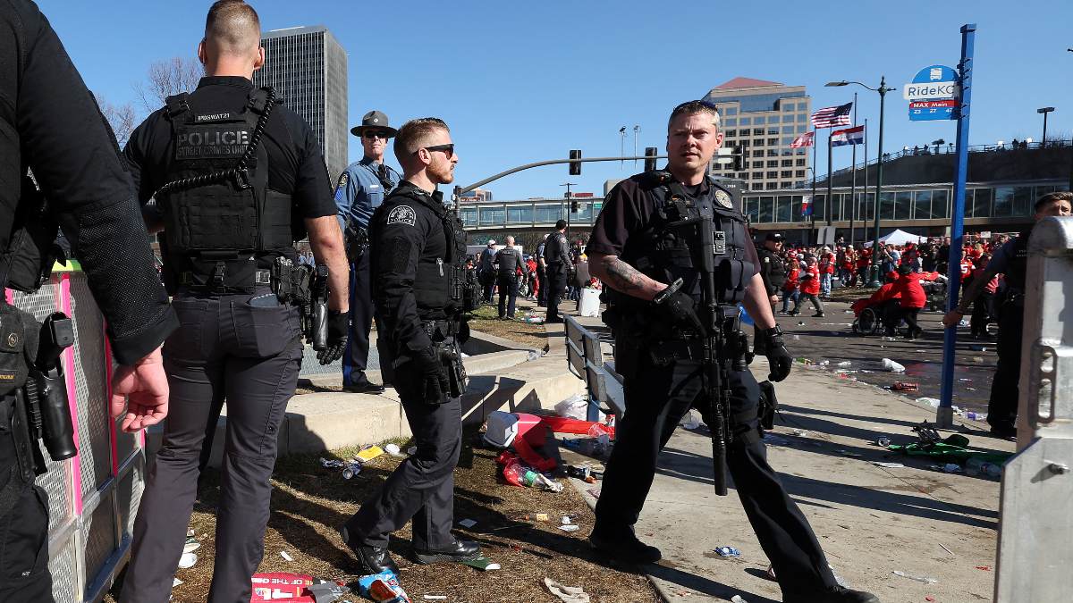Inculpan a 2 adolescentes tras tiroteo en el desfile por celebración del Super Bowl en Kansas City; ¿qué se sabe de ellos?