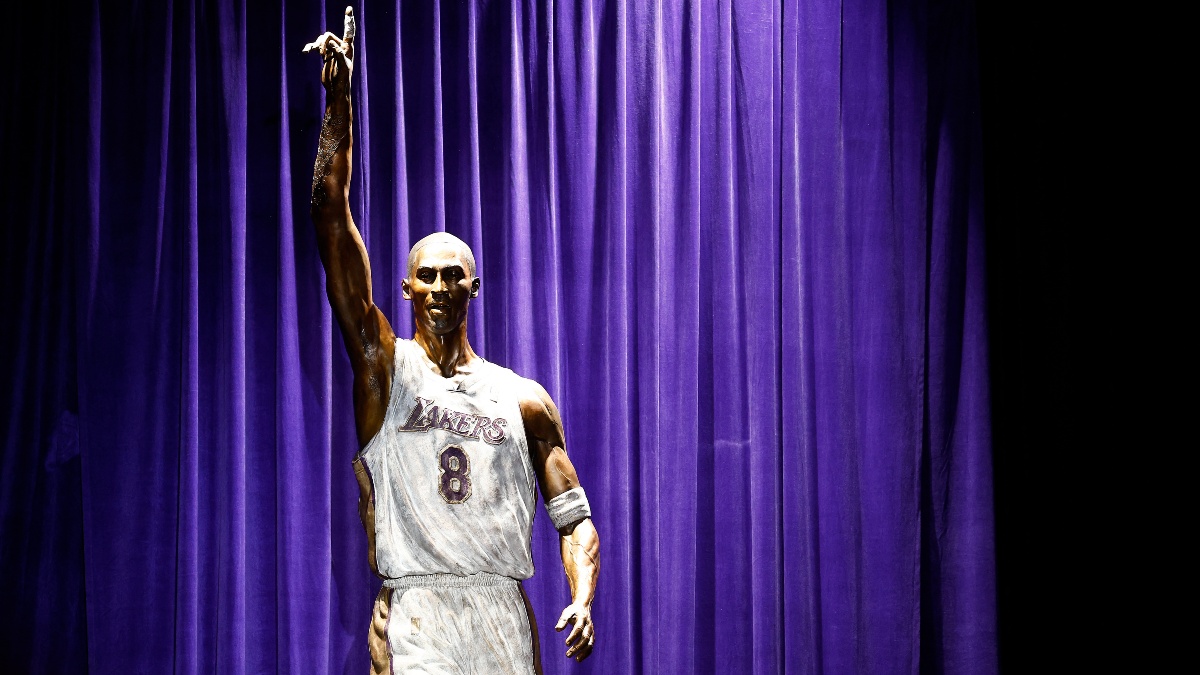 Los Lakers revelan estatua de bronce en honor a Kobe Bryant