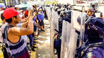 Policías frente a manifestantes en Acapulco