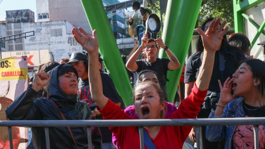 Marchas CDMX; protesta de activistas contra la tauromaquia en la Plaza de Toros México