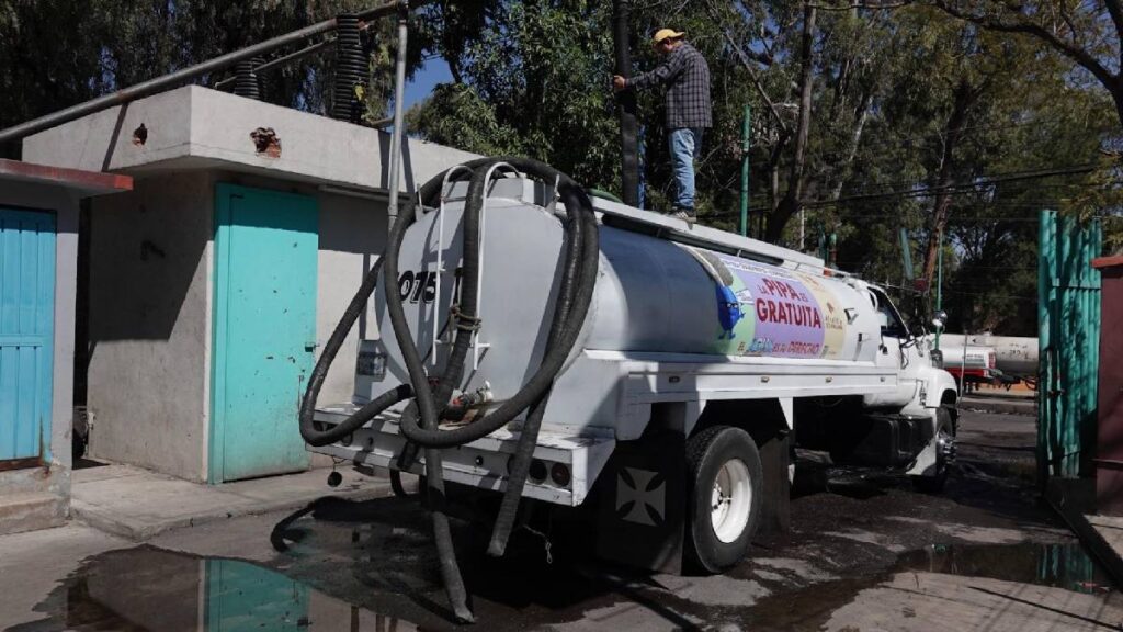 Más pipas atienden recortes en suministro de agua en Tlalpan