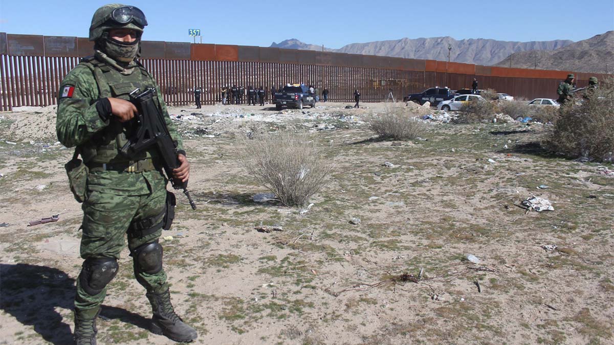 ¡En el aire! Migrante se queda atorado en el muro de la frontera entre México y Estados Unidos; así lo rescataron