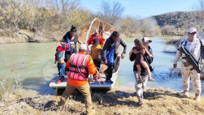 Migrantes rescatados en el Río Bravo