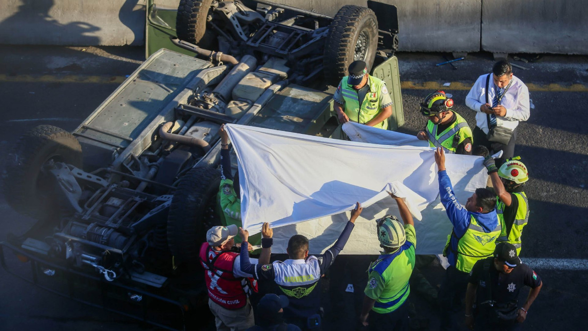 Volcadura de auto de la Sedena en la México-Pachuca deja al menos un militar muerto