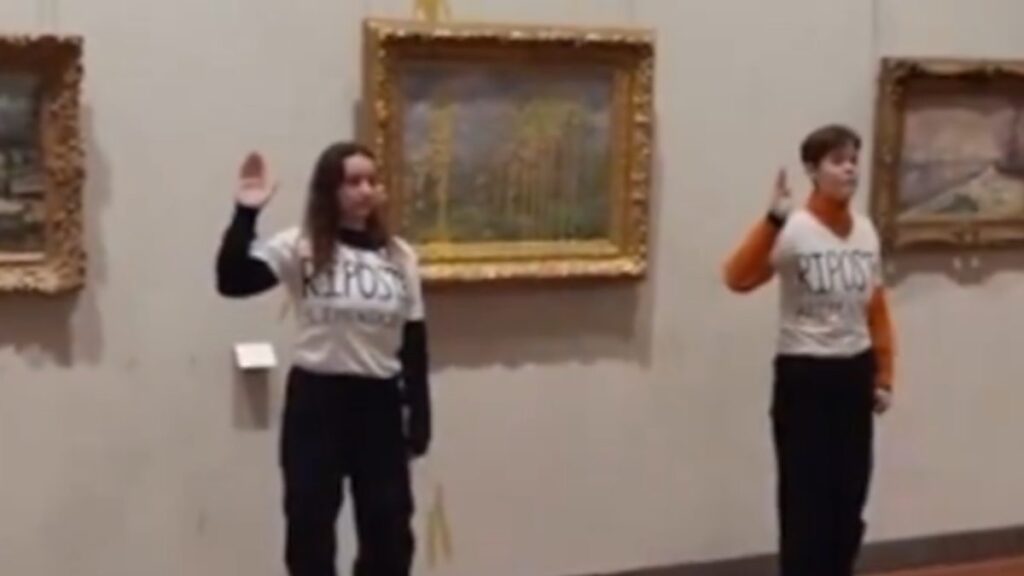 Mujeres junto a cuadro de Monet al cual arrojaron sopa en museo.