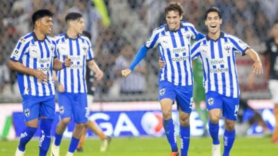 Jugadores de Monterrey celebran un triunfo en la Liga MX