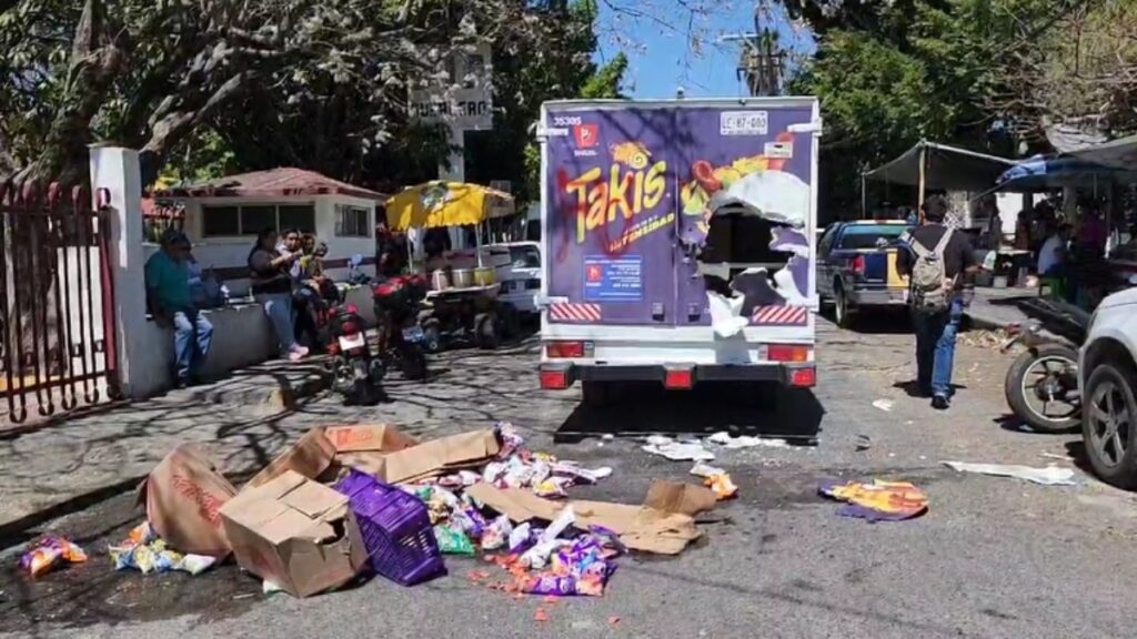 Normalistas destruyen camion de takis