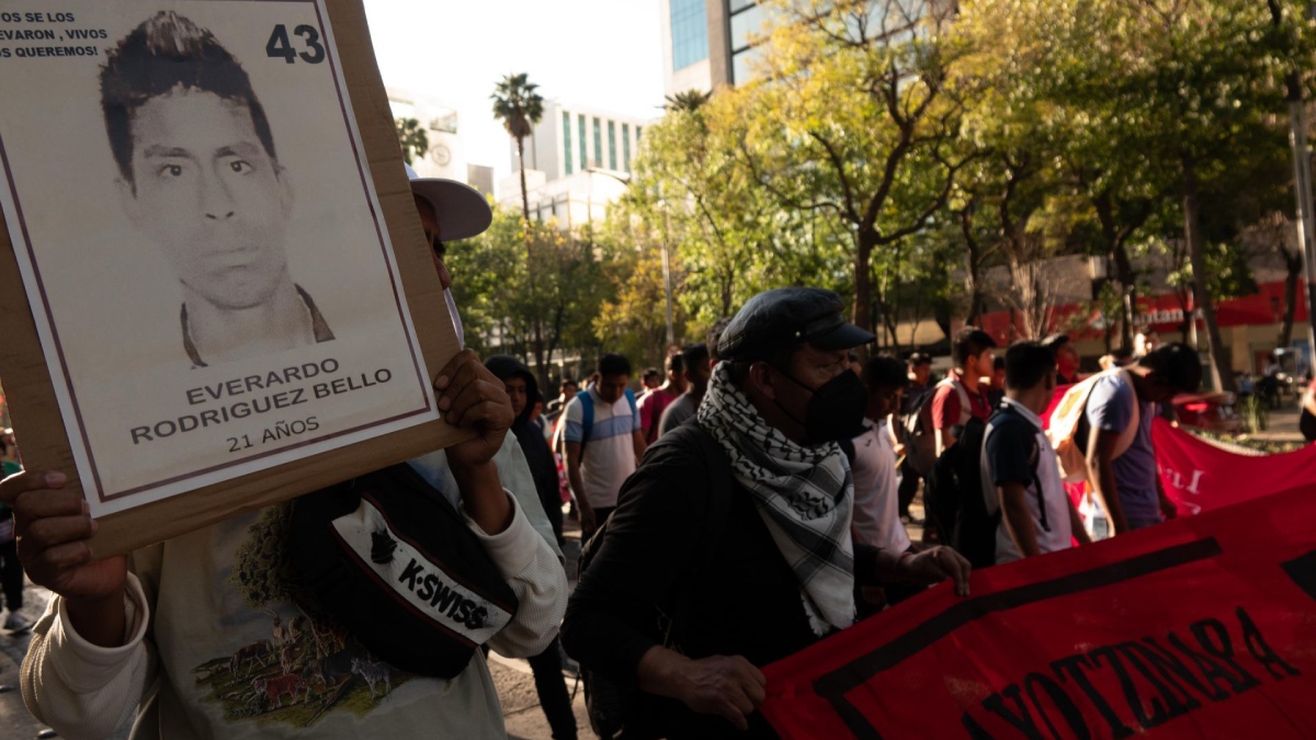 Normalistas lanzan petardos a edificio de la SRE en marcha por caso Ayotzinapa en CDMX