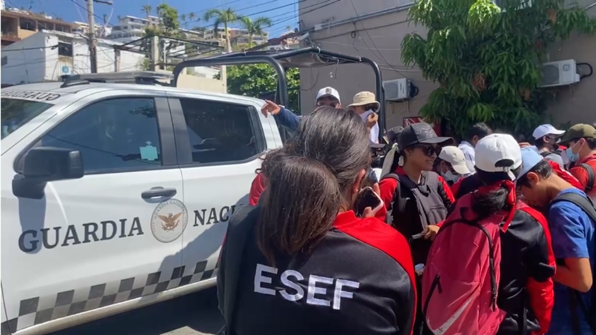 Normalistas del FUNPEG cierran Palacio de Gobierno de Guerrero; exigen liberación de compañeros