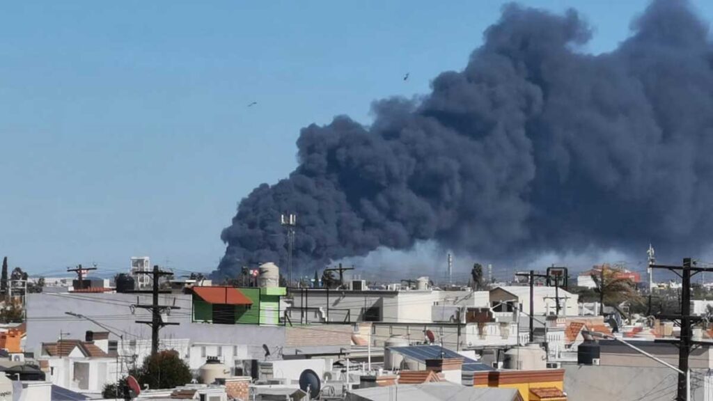 Incendio consume bodega de madera en San Nicolás, Nuevo León