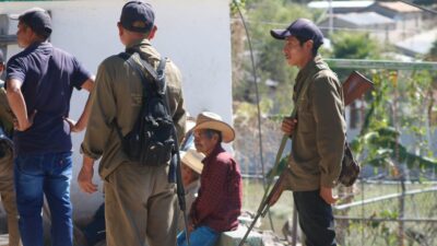 Pobladores de Ayahualtempa, Guerrero, con armas