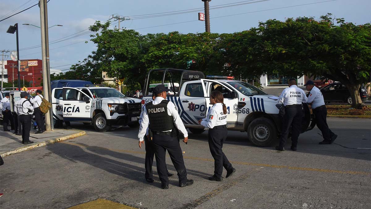Fuerte video: policía de Cancún se defiende de machetazo y mata al agresor