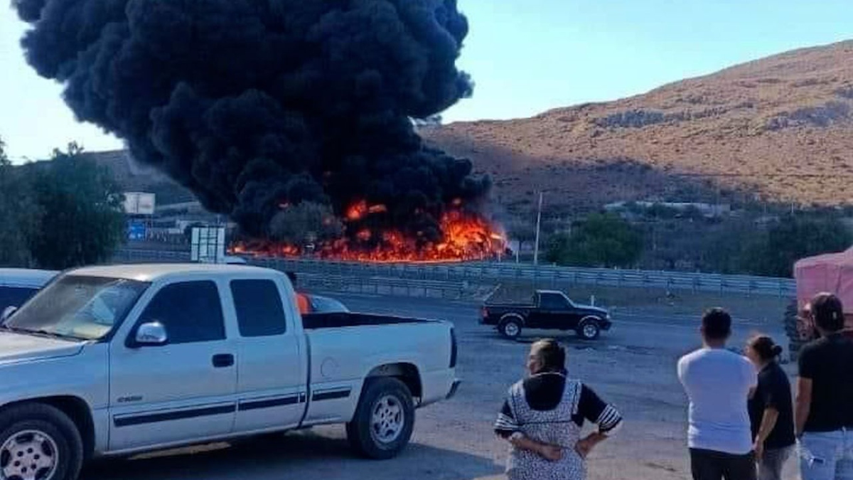 Se incendia bodega clandestina que almacenaba gasolina aparentemente robada en San Luis Potosí