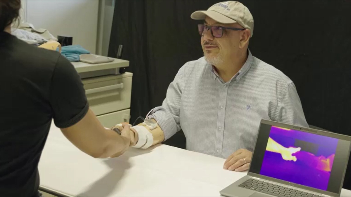 Avance tecnológico: desarrollan prótesis capaz de sentir el calor al contacto humano