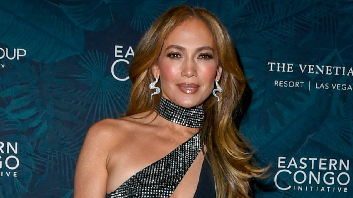 Qué no eran reales: Jennifer Lopez se arranca extensiones durante presentación