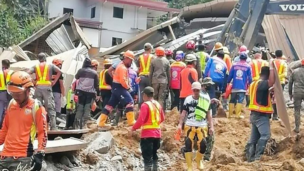 Rescatistas trabajando tras alud en Filipinas