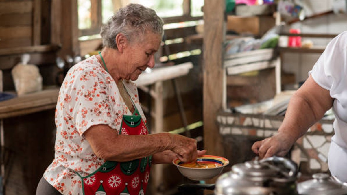 Restaurante en Nueva York contrata solo abuelitas en lugar de chefs