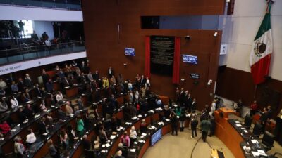 Aspirantes independiente durante sesión y registro del INE en Senado de la República.