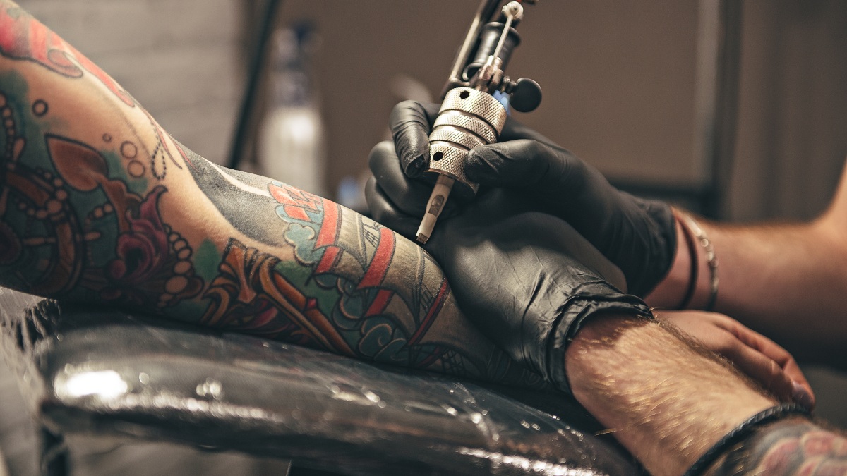 Tintas de tatuajes pueden contener sustancias potencialmente dañinas: estudio