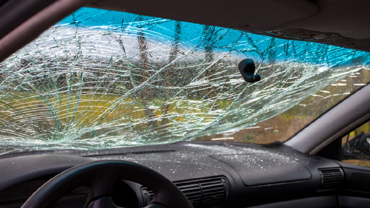 “¡Me deshizo el carro!”: mujer usa una cruz y rompe parabrisas de autos en Temixco