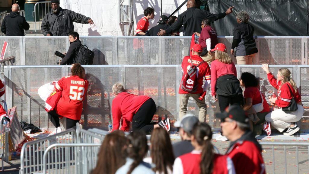 Aficionados de los Chiefs se resguardan tras el tiroteo en Kansas City