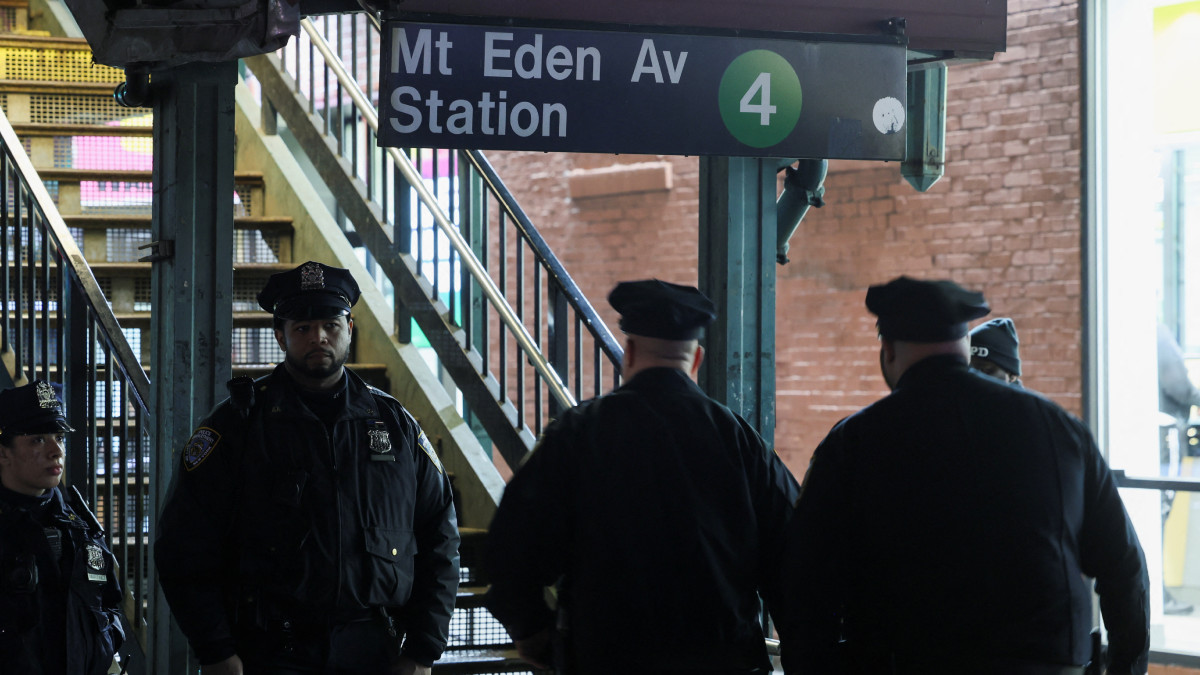 Bala perdida alcanza a mexicano y muere durante tiroteo en metro de Nueva York