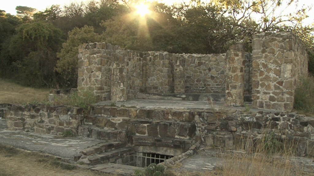El hallazgo de la tumba 7 de Monte Albán en 1932 representó un parte aguas para la arqueología de América. Descubrimiento realizado por el arqueólogo Alfonso Caso.